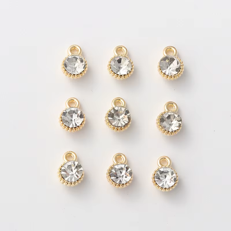 Breloques en diamant et émail