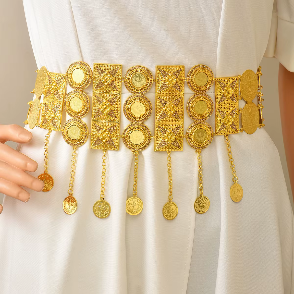 Ceinture dorée de mariée - Conception complexe de pompon et de filigrane pour une robe