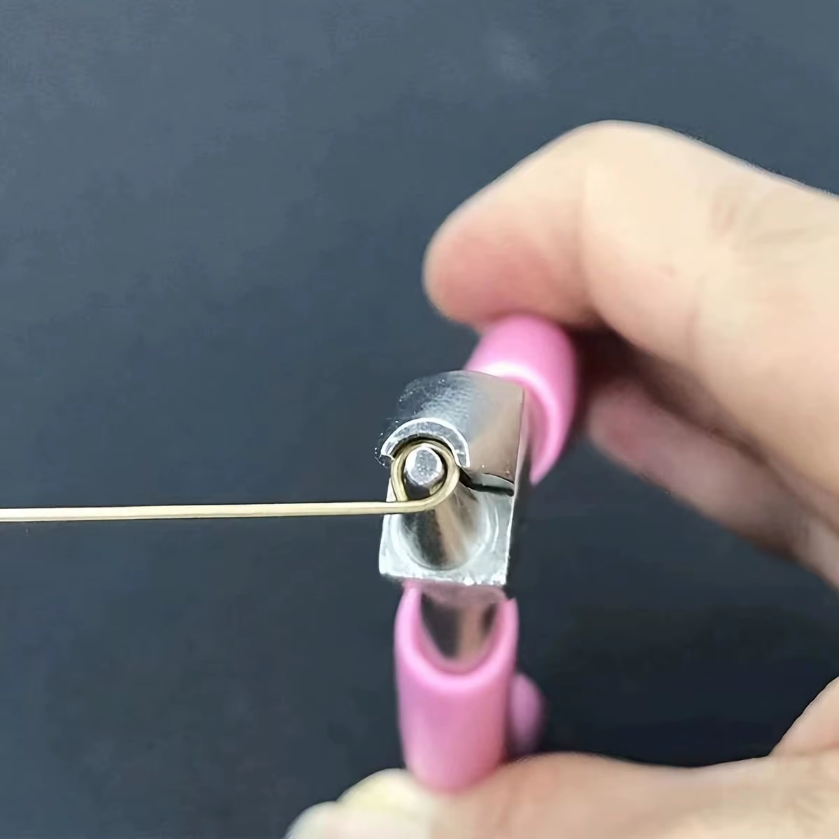 1 pince à bijoux rose et noire