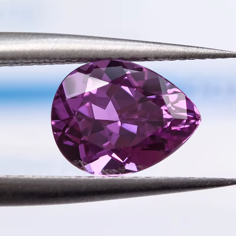 Saphir de laboratoire rouge violacé taille poire pour la fabrication de bijoux DIY