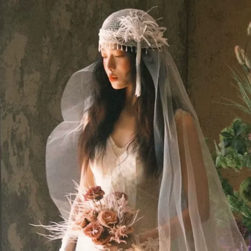 Voile de mariée vintage français avec plumes et pompons | Coiffe