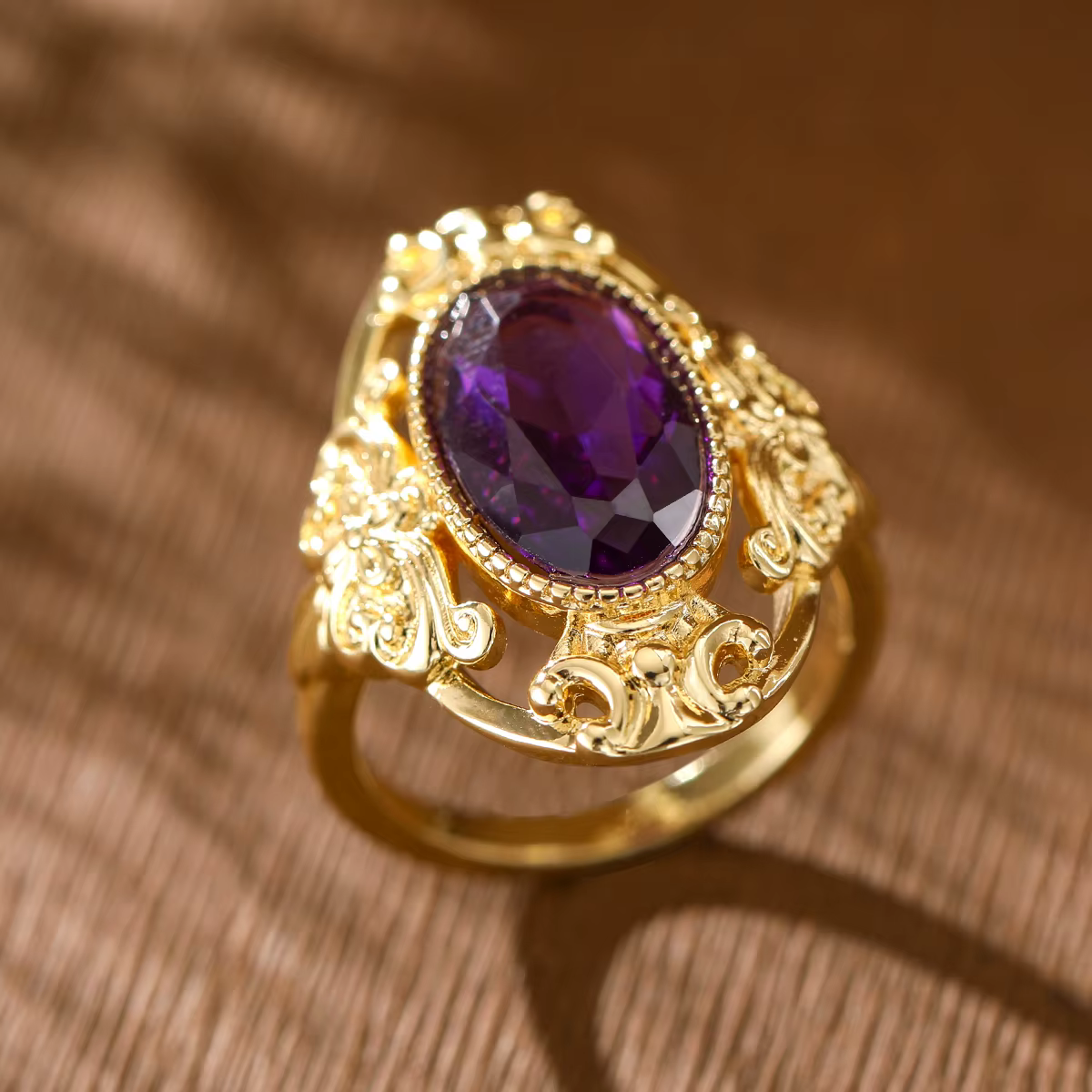 Bague ovale en pierre précieuse de style français