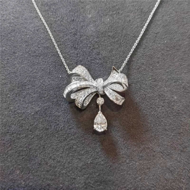 Collier avec nœud plein de diamants pour femmes
