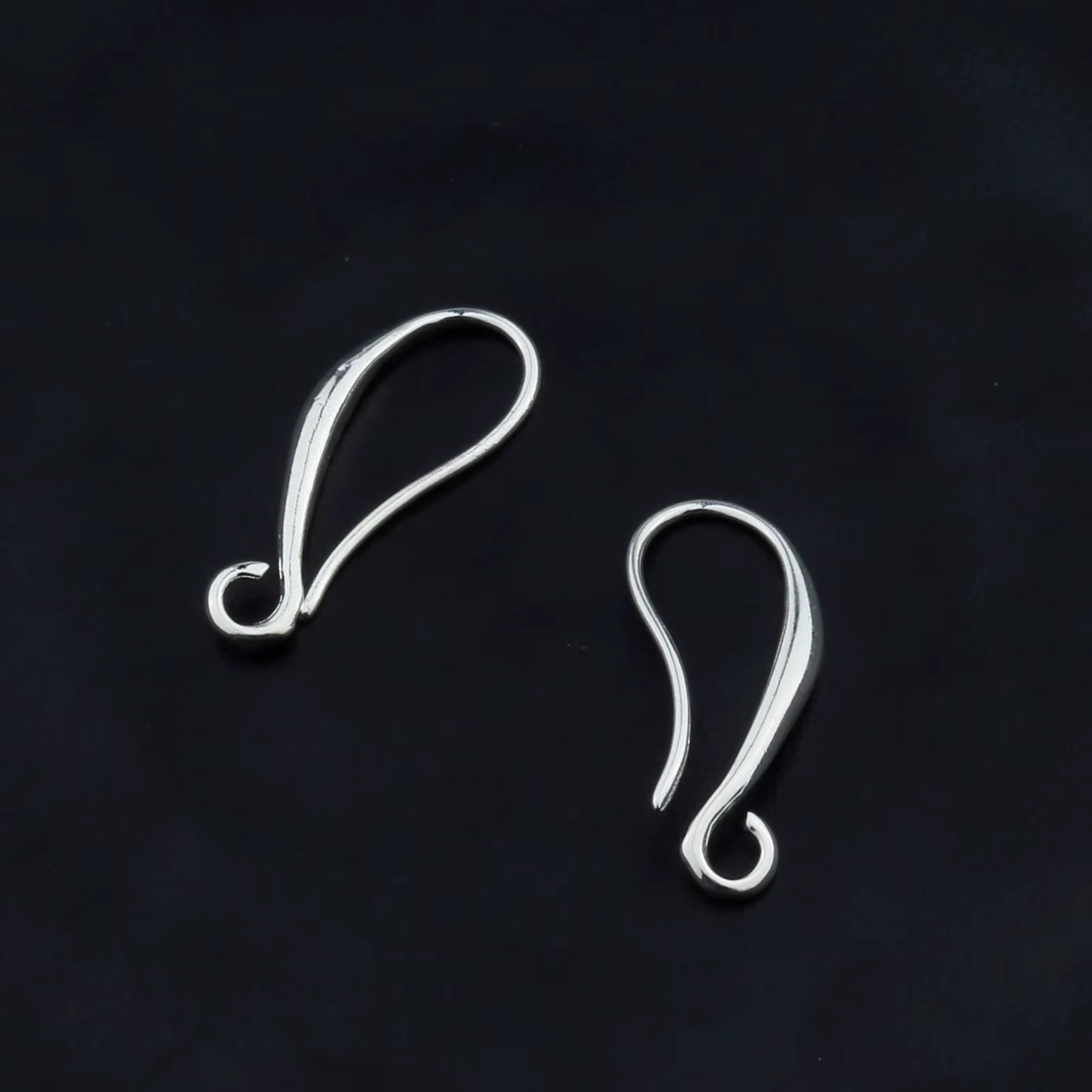 Fermoirs lisses et crochet d'oreille