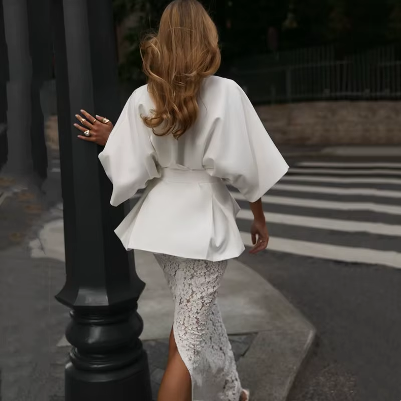 Ensemble deux pièces féminin élégant blanc blouse manches chauve-souris peplum jupe dentelle fente arrière tenue invité