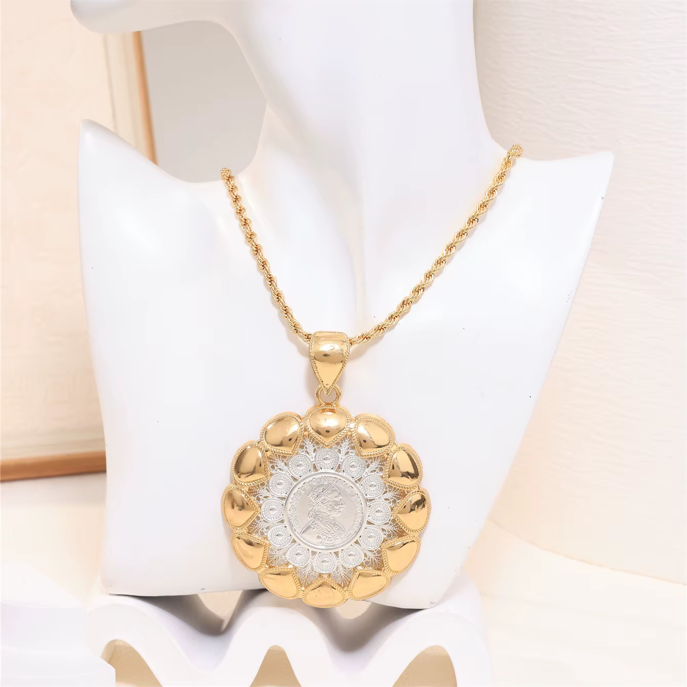 Collier pendentif motif Napoléon pour femme