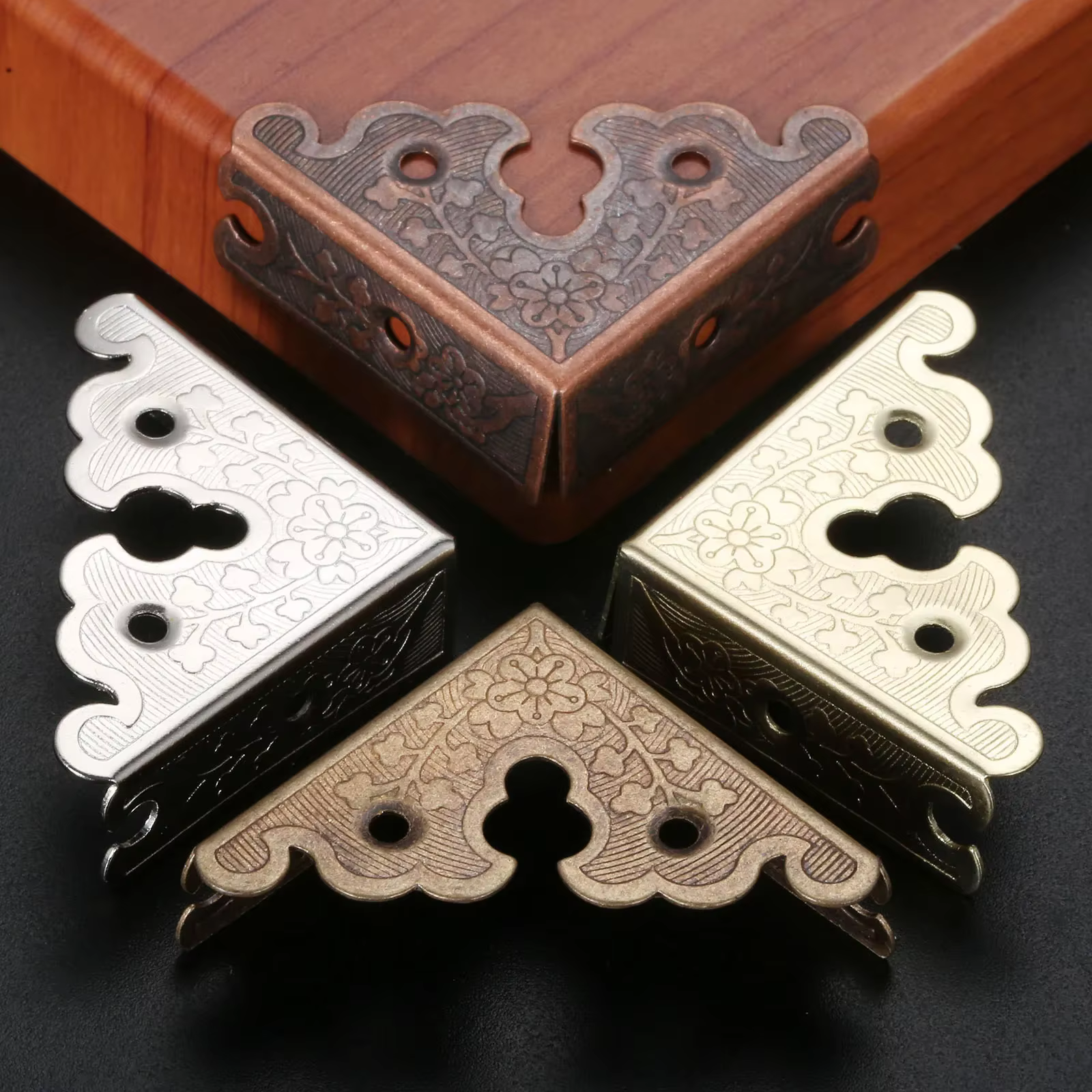 Coins triangulaires en alliage antique