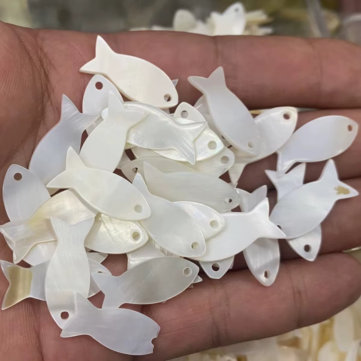 100 pièces en gros de petits pendentifs en nacre pour la fabrication de bijoux