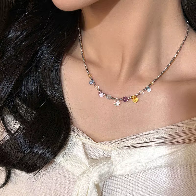 Collier en argent écrasé avec cristaux de couleur irrégulière
