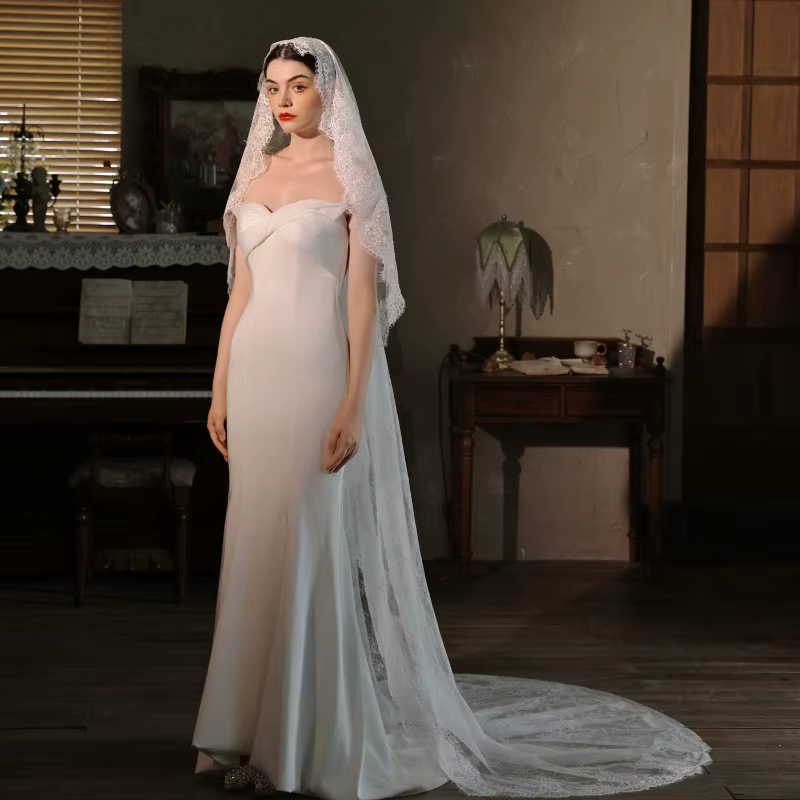 Voile de mariée long avec peigne et bordure en dentelle