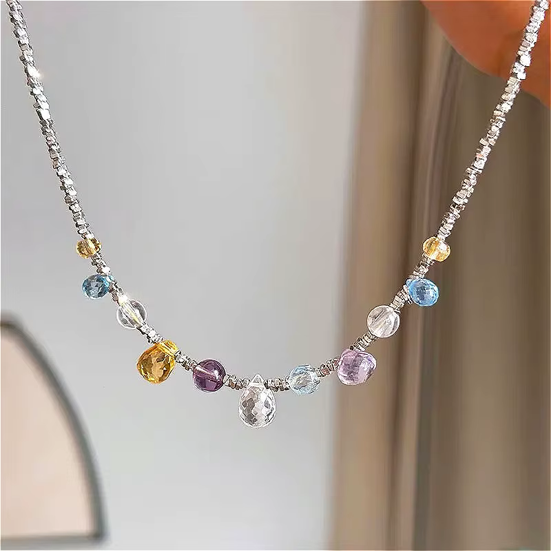 Collier en argent écrasé avec cristaux de couleur irrégulière