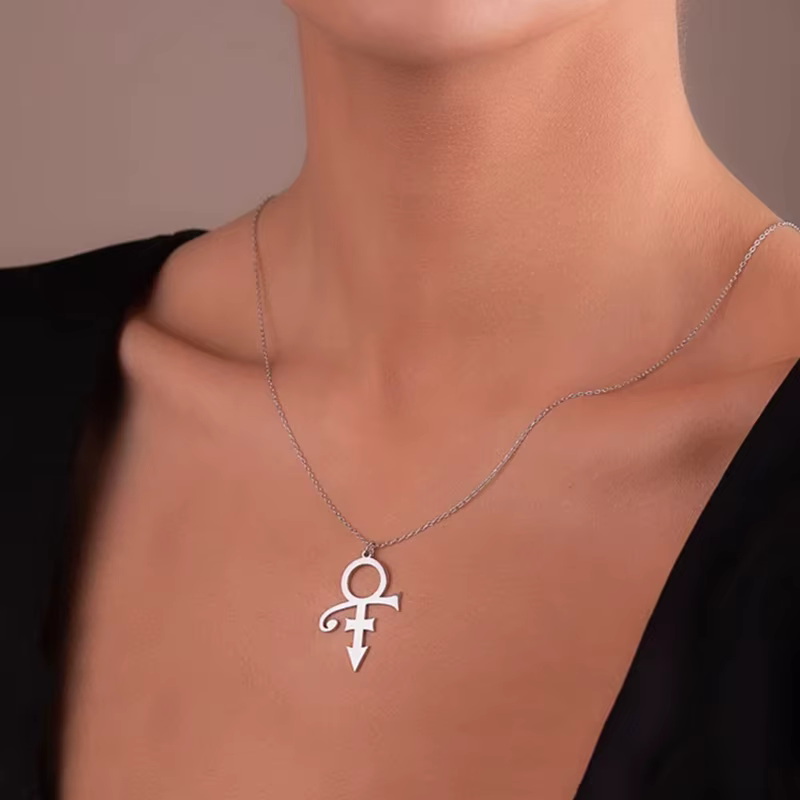 Nouveau Collier Symbole Prince 2026 en Acier Inoxydable Couleur Argent