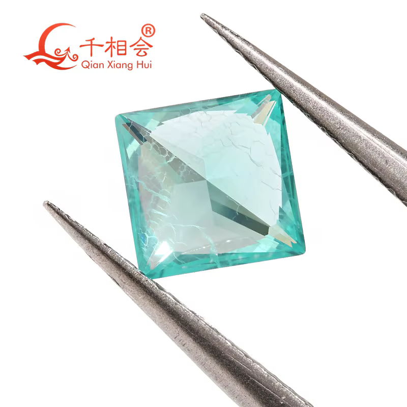 Paraiba avec une lueur au néon forme carrée coupe princesse cultivée en laboratoire Yttrium aluminium grenat avec