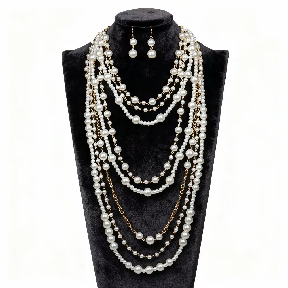 Collier élégant en fausses perles