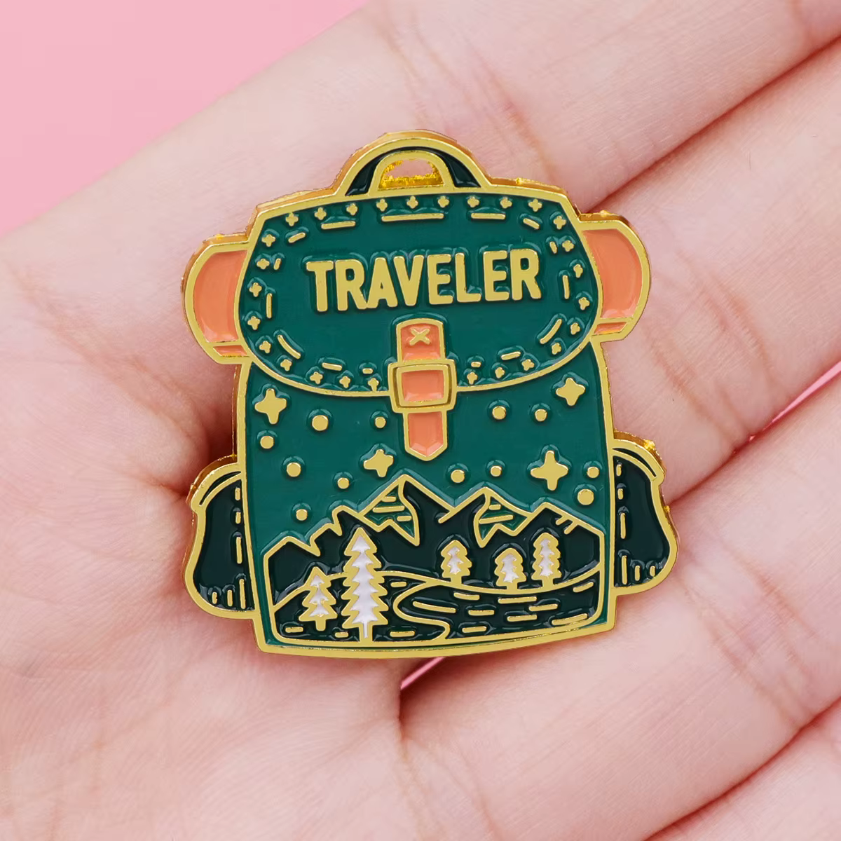 TRAVELER Pin's en émail
