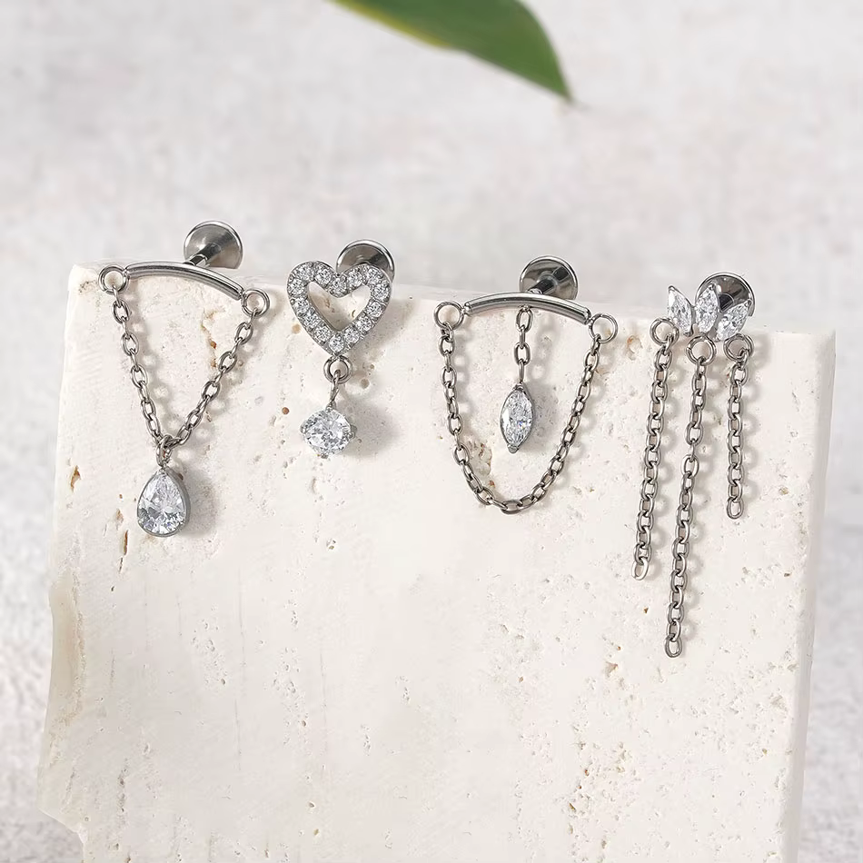 1 pièce Piercing Hélix Plat en Titane avec Zircon en Forme de Cœur pour Femme