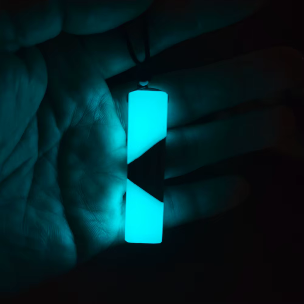 Collier pendentif en résine de bois qui brille dans le noir