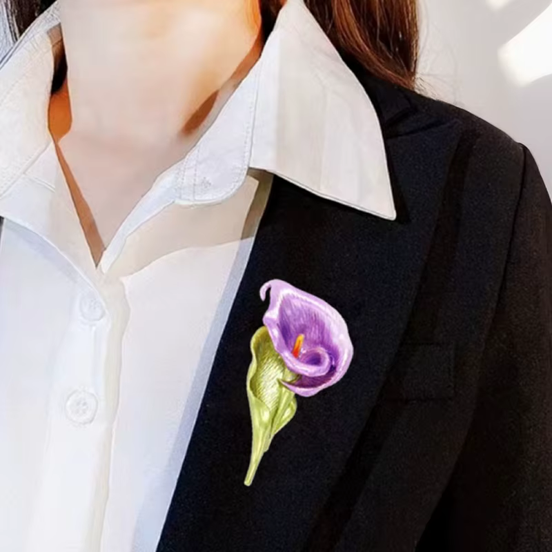 Jolis broches en forme de fleur de lys pour femmes