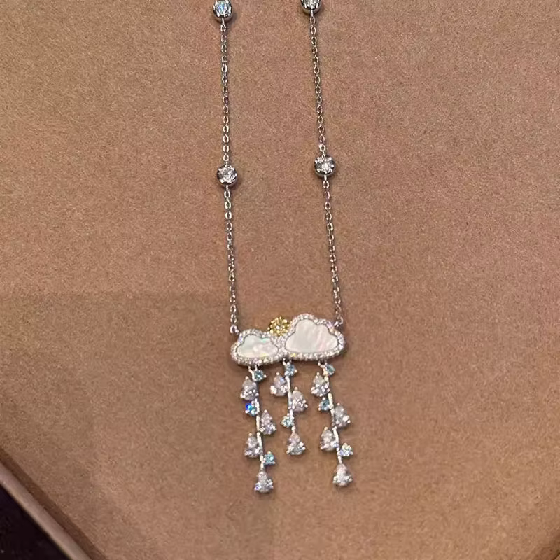 Collier de luxe de haute qualité avec pendentif exquis en forme de goutte de pluie de fritillaire blanche de style doux