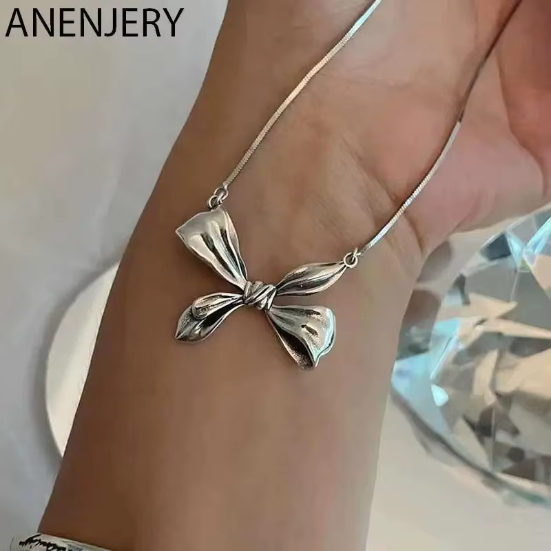 Collier à nœud papillon brillant pour femme