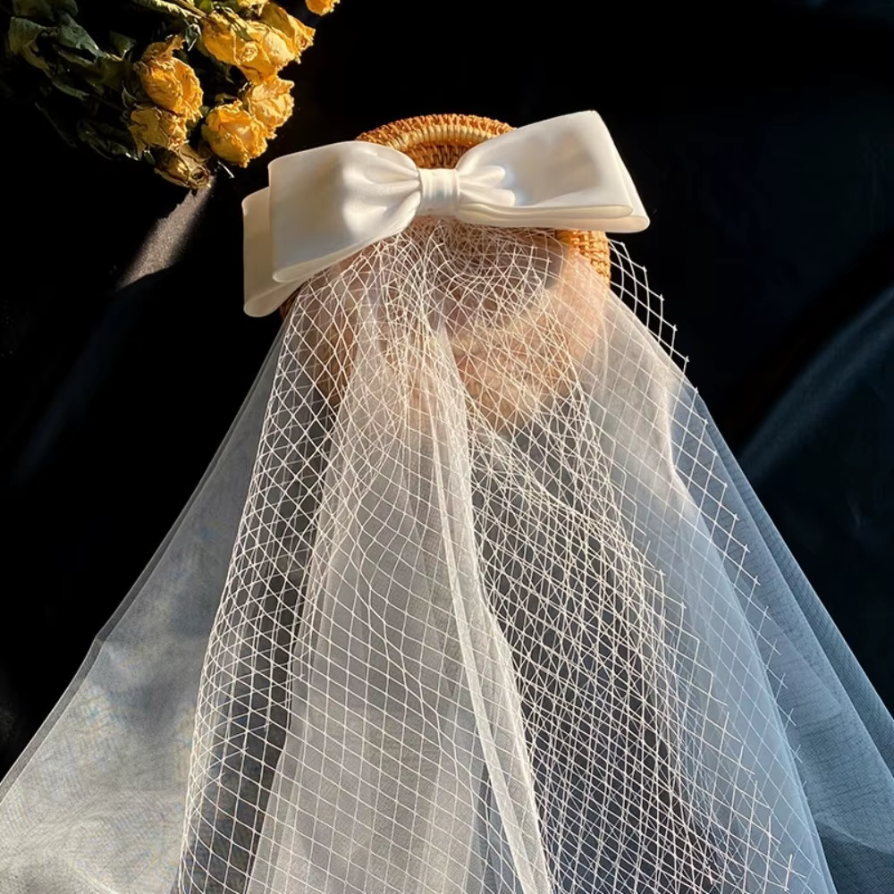Voile de mariée délicat multicouche en gaze courte blanche avec pince à cheveux en dentelle de tulle et nœud perlé