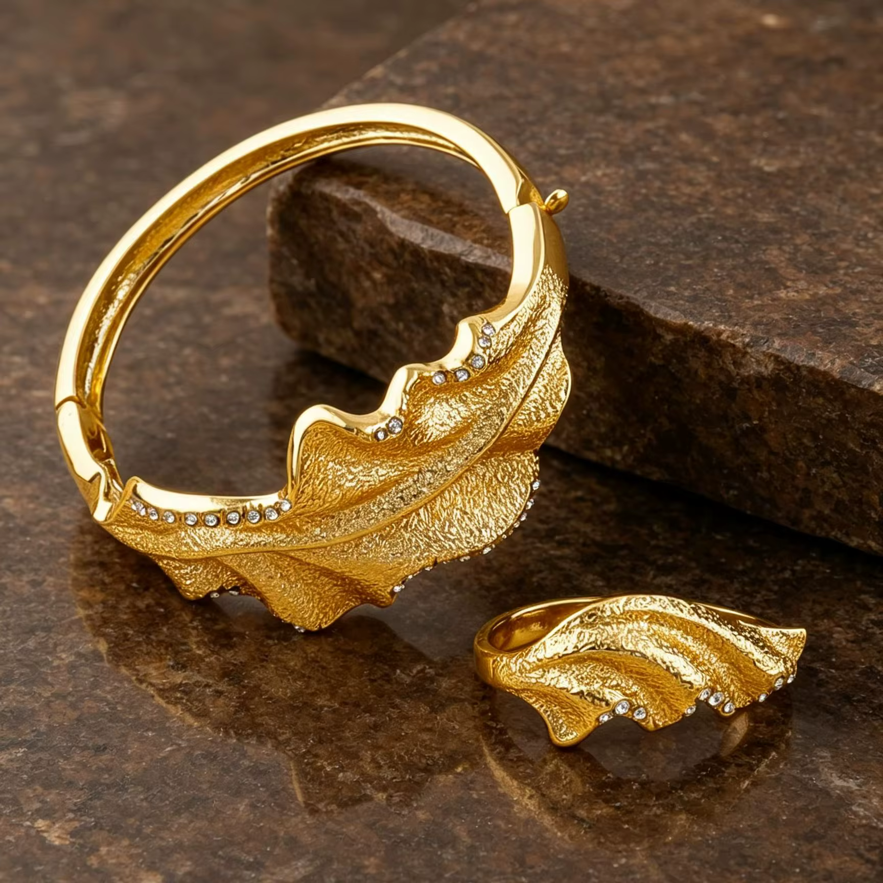 Ensemble de bijoux luxueux en alliage de cuivre, comprenant un bracelet et une bague gravés en forme de grande feuille, idéal comme cadeau de mode pour les fêtes d'anniversaire.