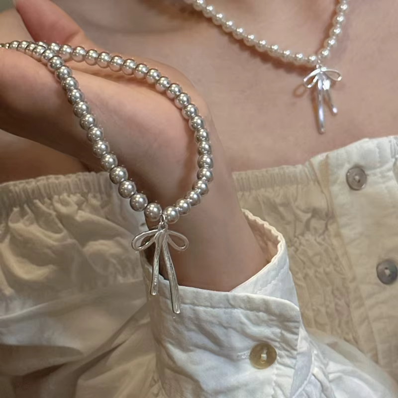 Pendentif ras du cou élégant avec nœud papillon en perles gracieuses pour femmes