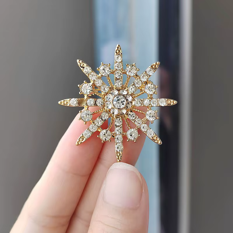 Broches de luxe en forme d'étoile à huit branches pour femmes