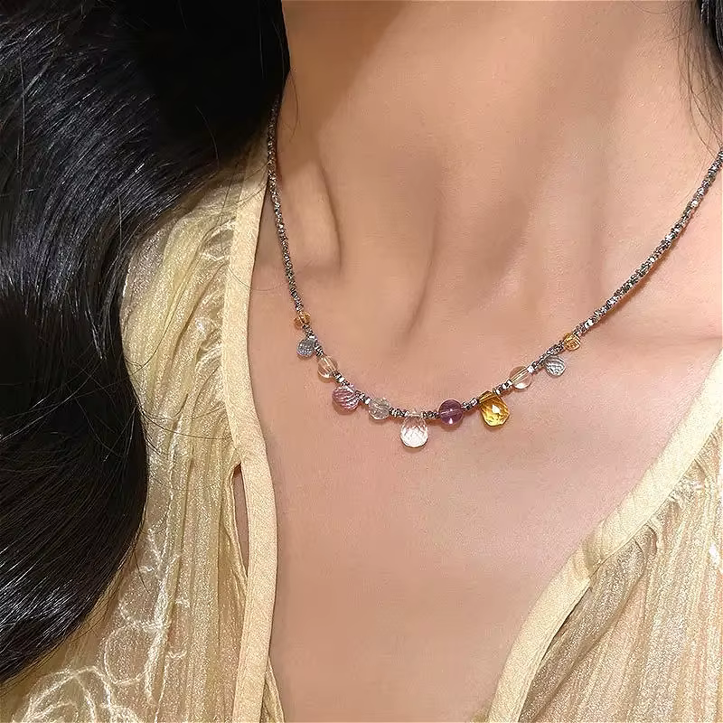 Collier en argent écrasé avec cristaux de couleur irrégulière