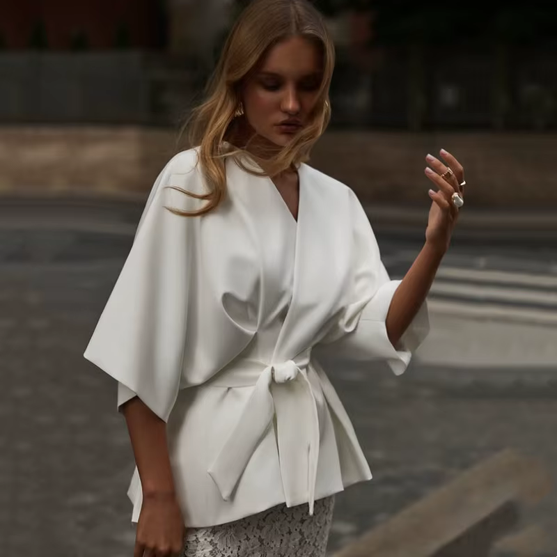 Ensemble deux pièces féminin élégant blanc blouse manches chauve-souris peplum jupe dentelle fente arrière tenue invité