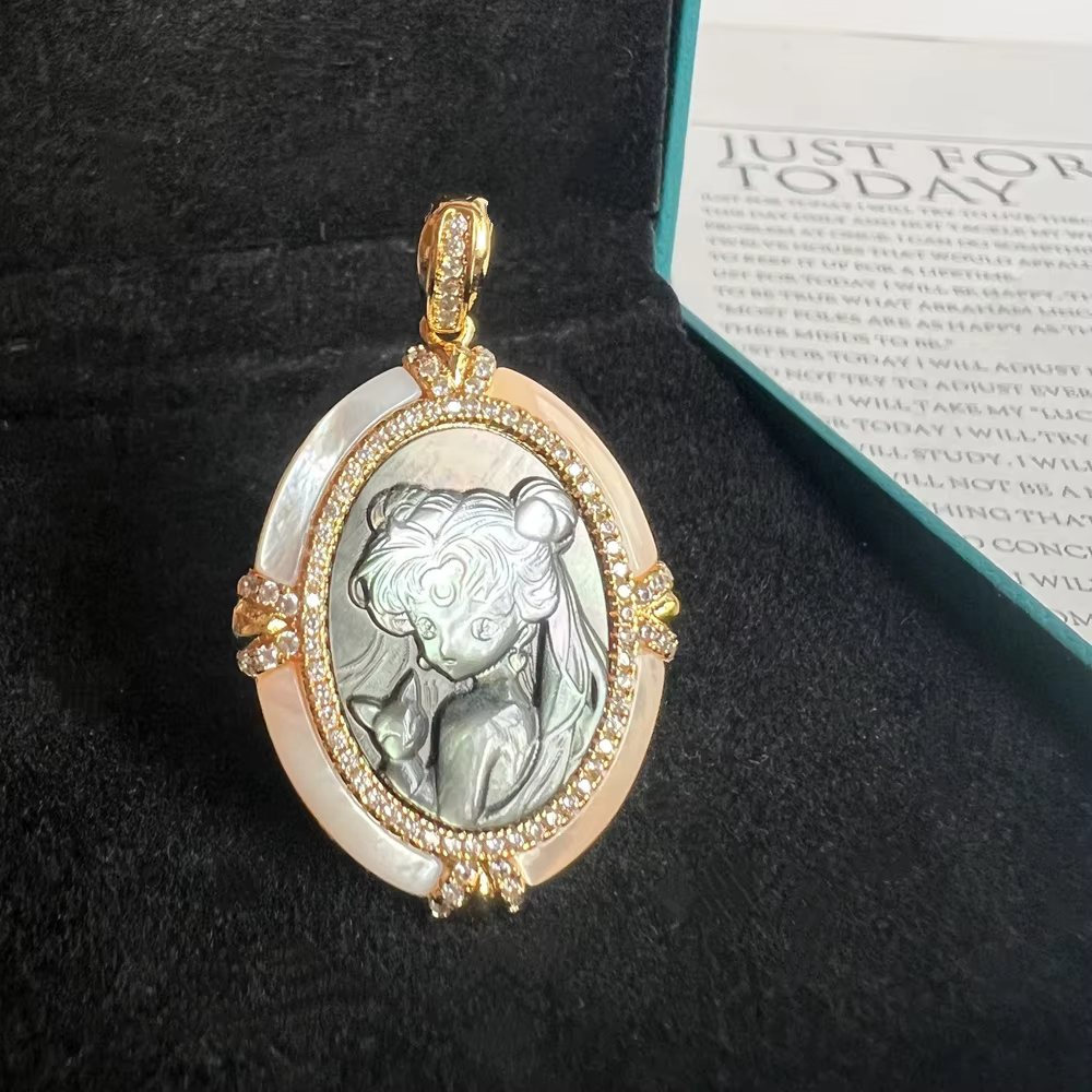Pendentif vintage Sailor Moon gravé en nacre