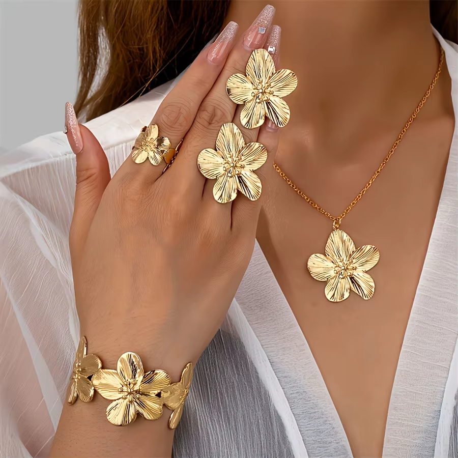 Ensemble de bijoux floraux élégants de ton doré