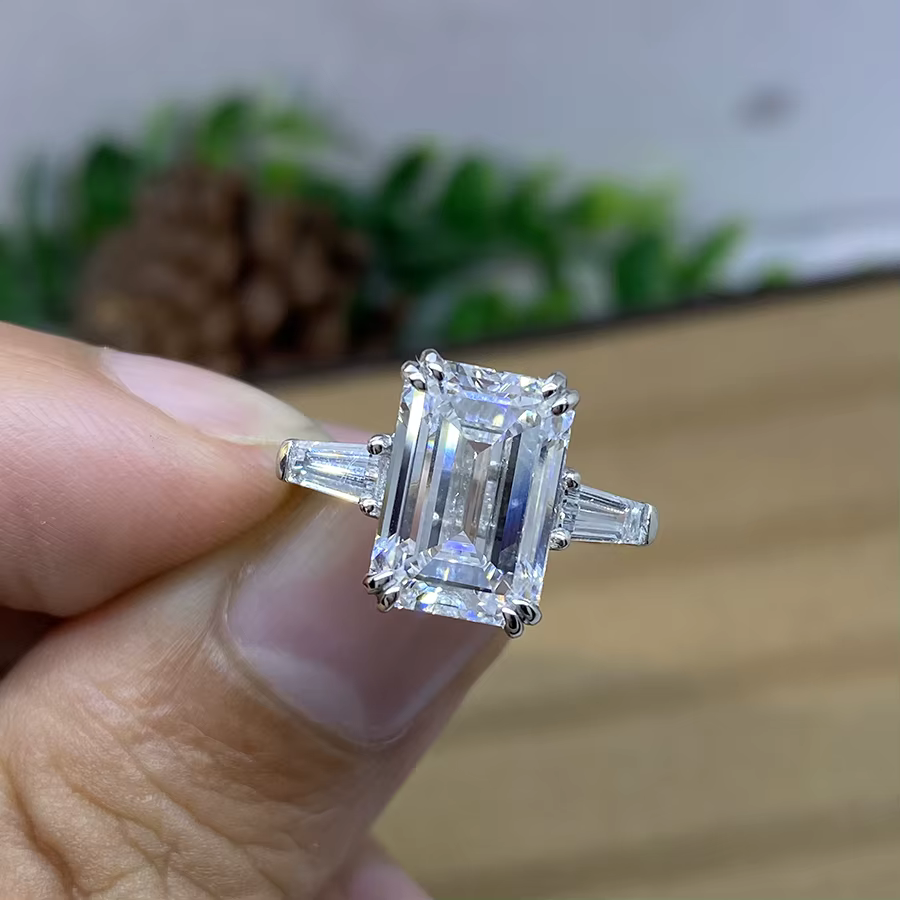 Bague de fiançailles en or blanc 14 carats avec diamant de laboratoire IGI taille émeraude