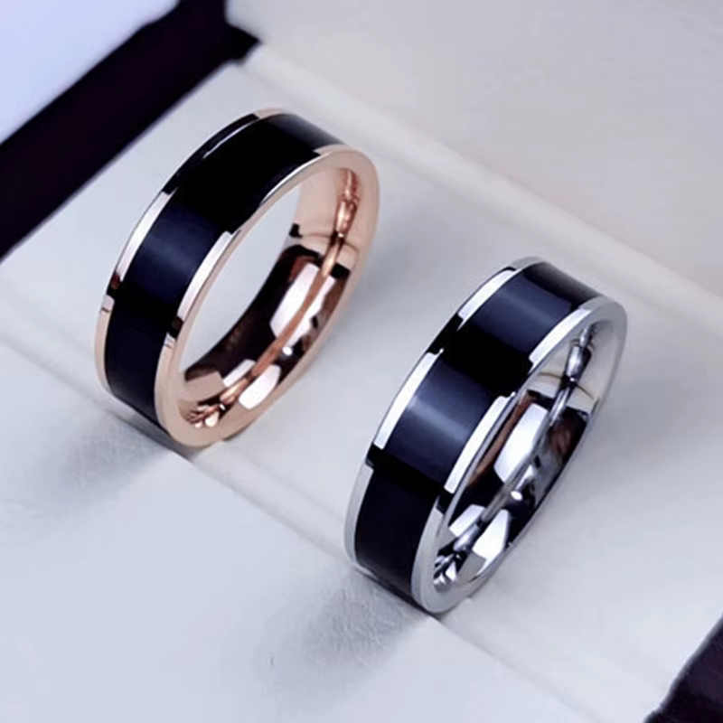 Bague à breloques en émail blanc et noir