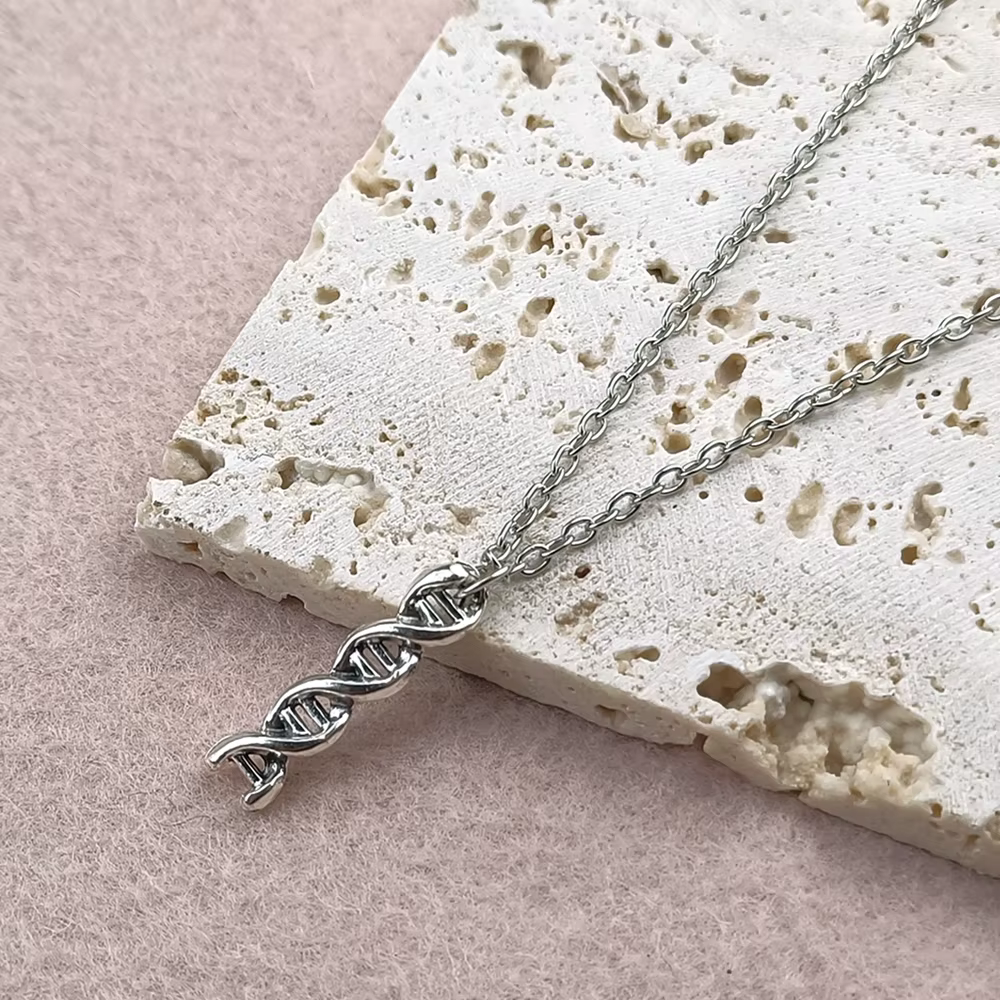 Collier minimaliste en argent avec double hélice ADN