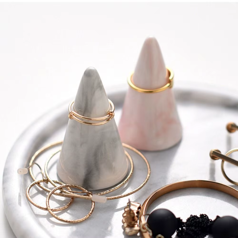 Porte-bague en céramique en forme de cône