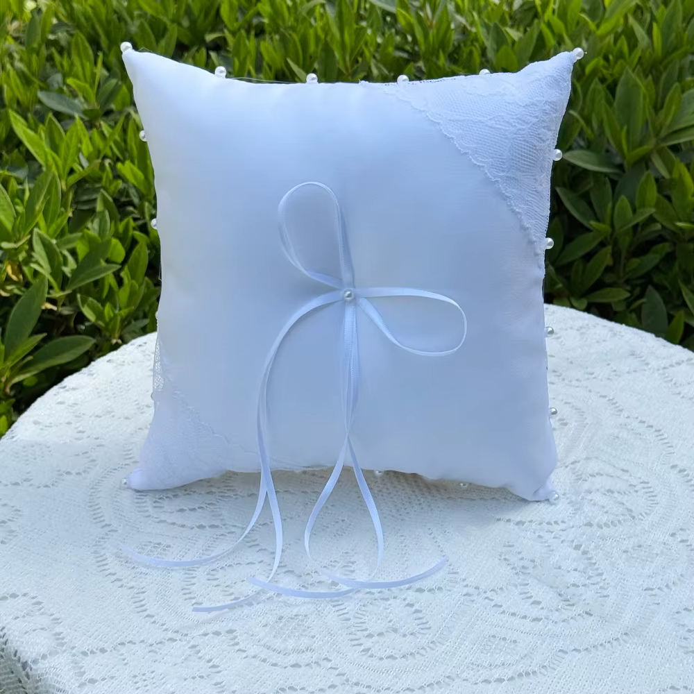 Coussin de mariage en satin et dentelle avec perles pour porte-alliances de la mariée