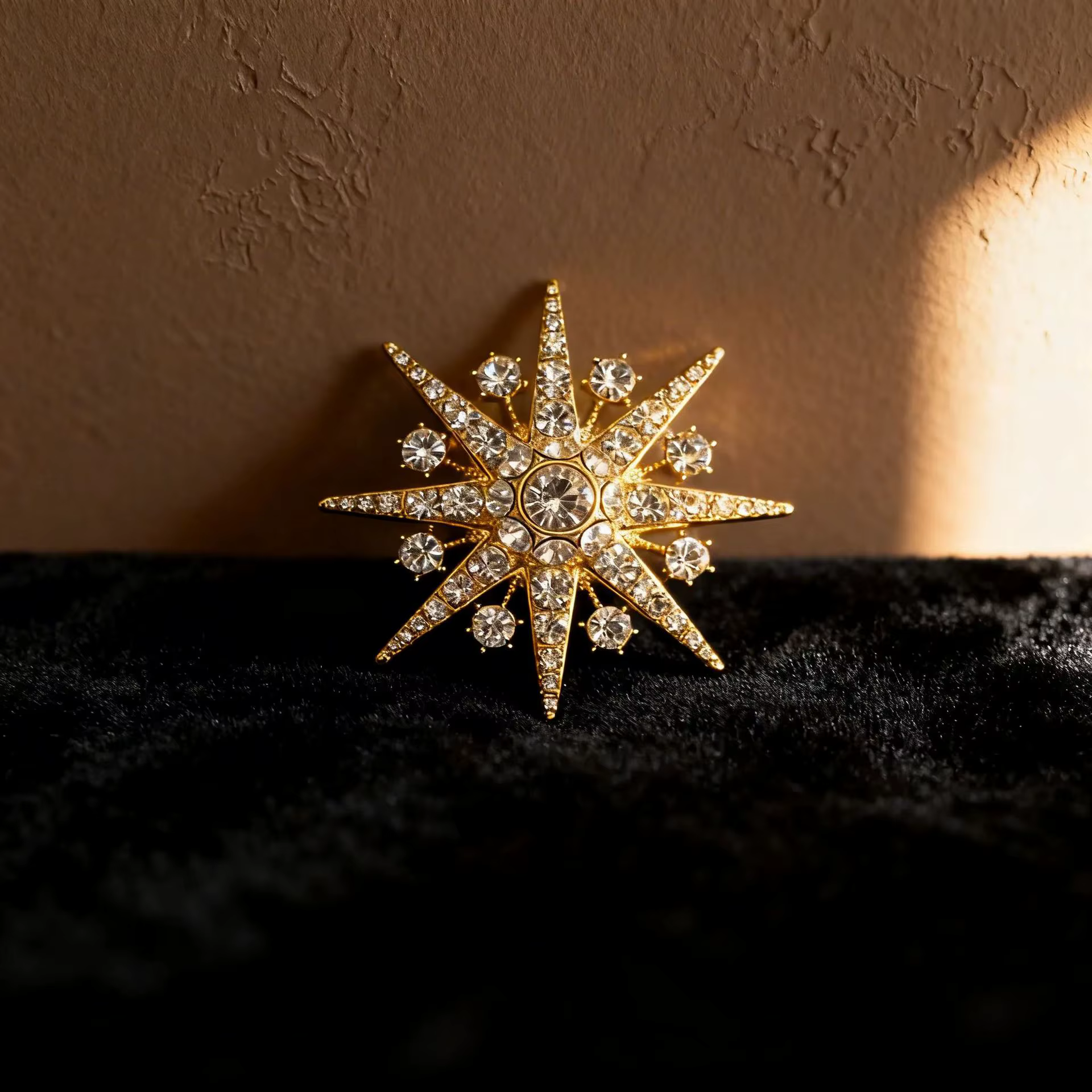 Broches de luxe en forme d'étoile à huit branches pour femmes