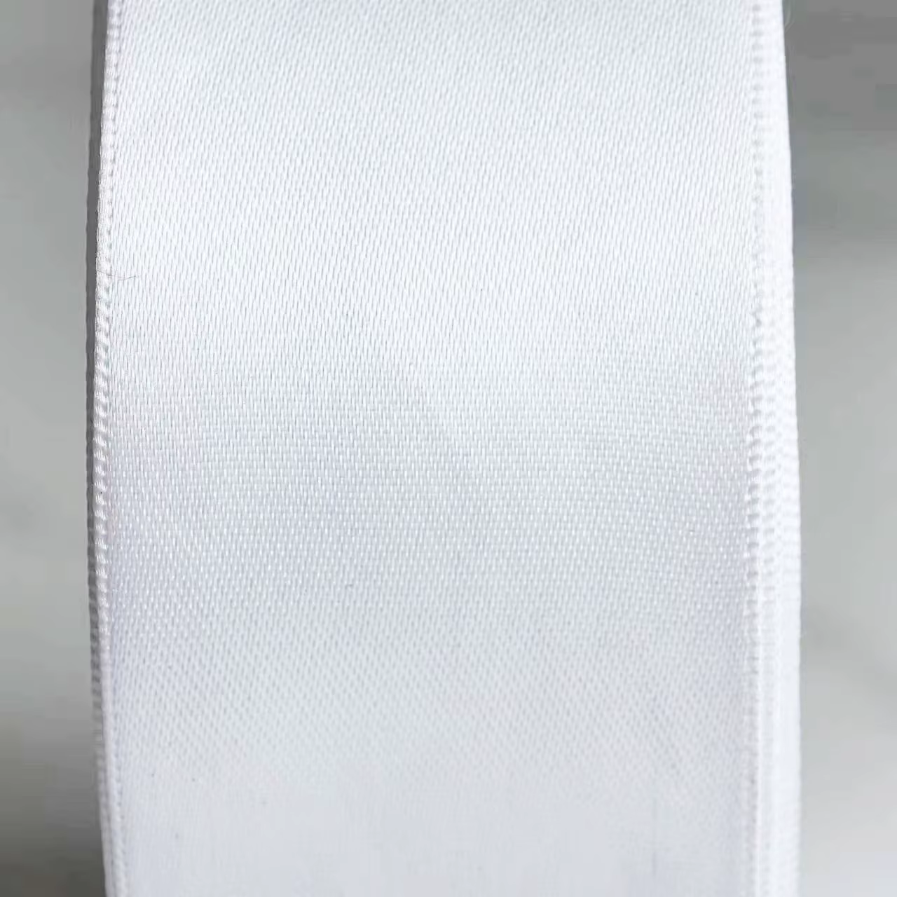 Rouleau de ruban en Satin blanc