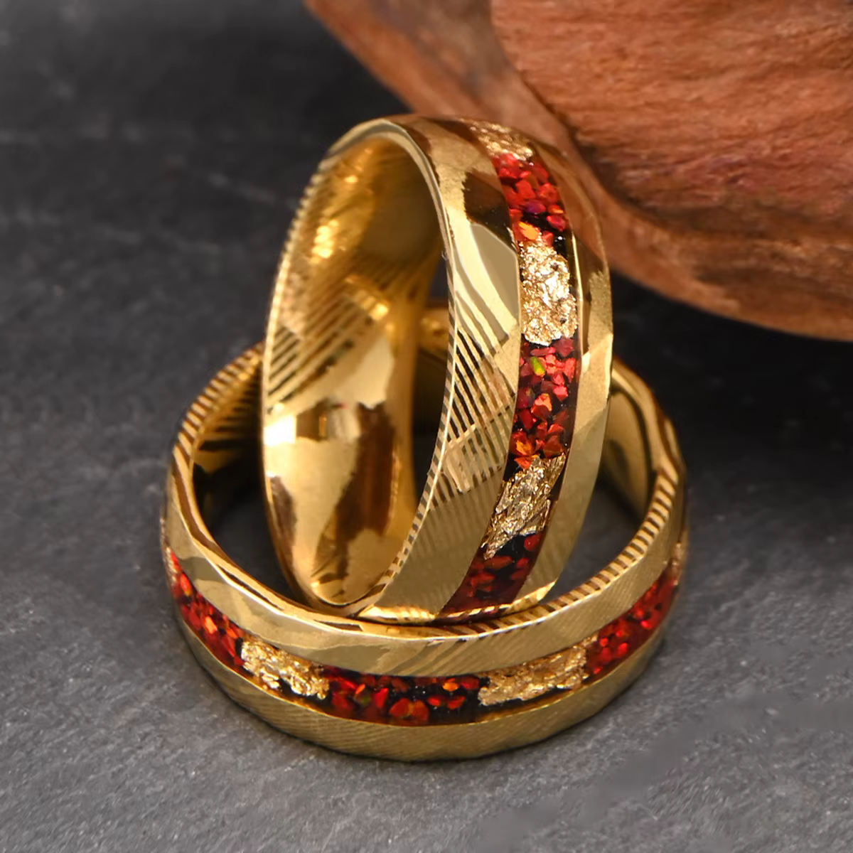 Bague en acier damas plaqué or 18 carats martelé de 8 mm incrustée d'opale rouge et de feuille d'or