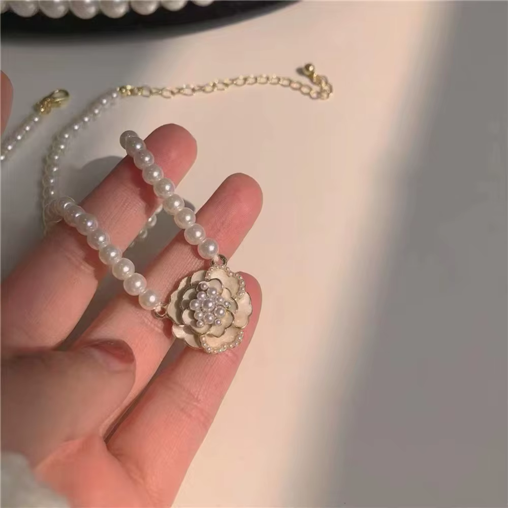 Collier avec pendentif en forme de fleur de camélia blanche pour femmes