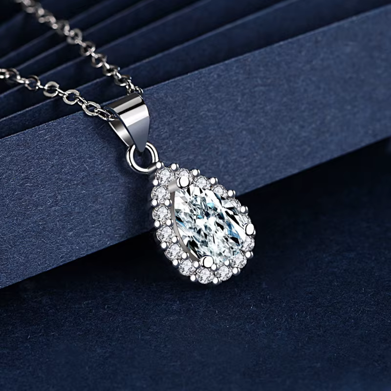 Collier pendentif trèfle à quatre feuilles en forme de cœur