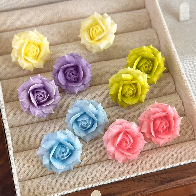 Boucles d'oreilles minimalistes en résine en forme de rose pour femme