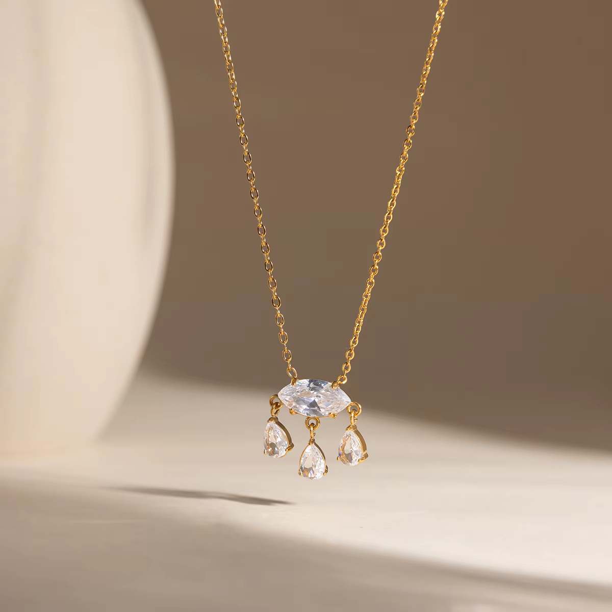 Collier pendentif Zora Luxurious Water Drop Zircon pour femmes