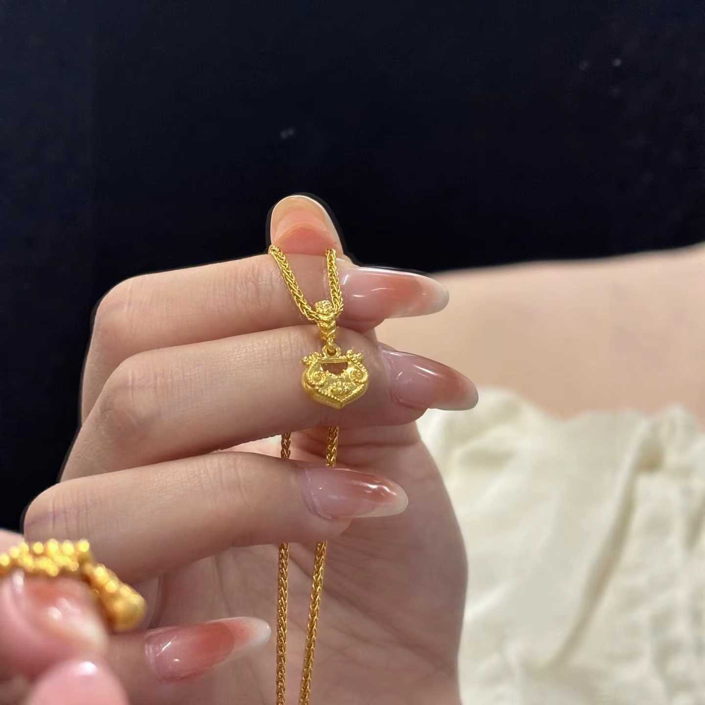 Antique or artisanat vintage mini fleur de lotus Ruyi serrure pendentif exquis collier