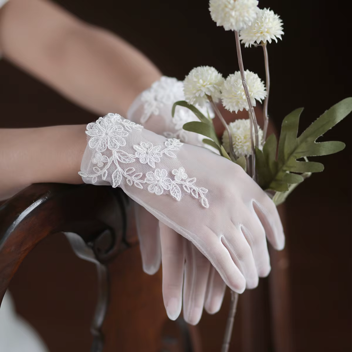 Gants blancs en dentelle de tulle doux faits à la main pour femmes