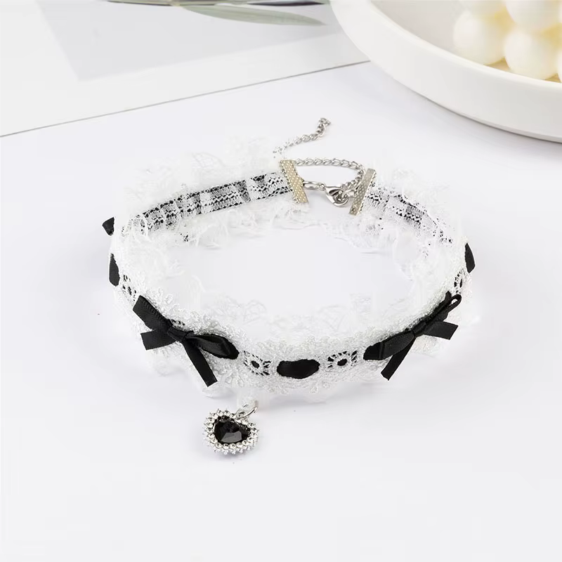Collier Gothique Lolita Cosplay Sexy Noir et Blanc en Dentelle avec Rivets