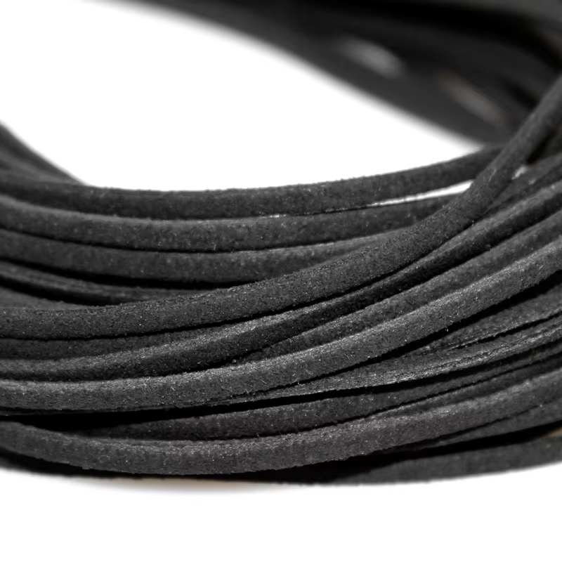 Collier plat réglable en faux daim noir