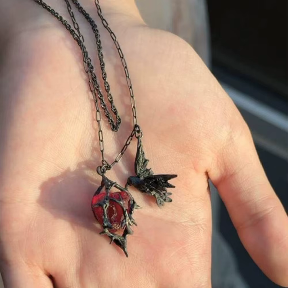 Collier pendentif corbeau rubis à la mode