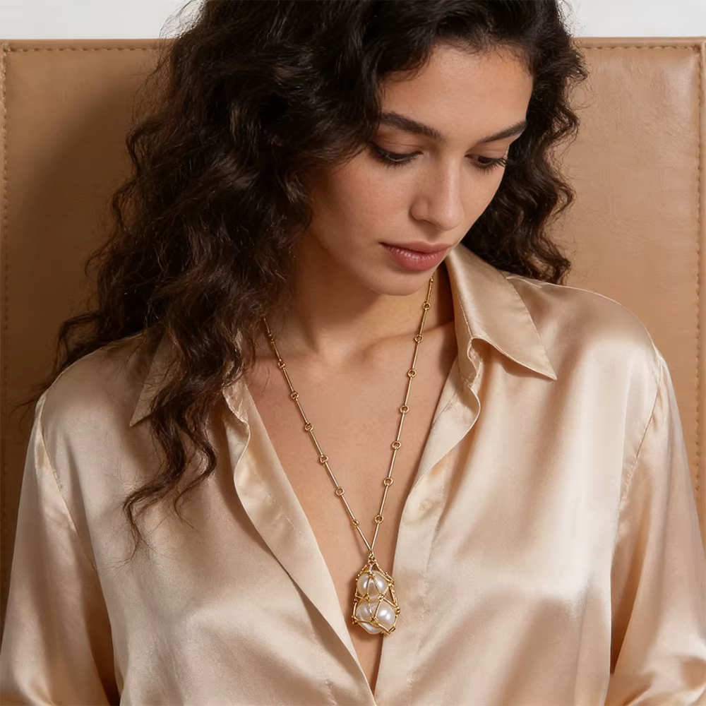 Collier ras du cou moderne et romantique avec perles en cage et chaîne satellite